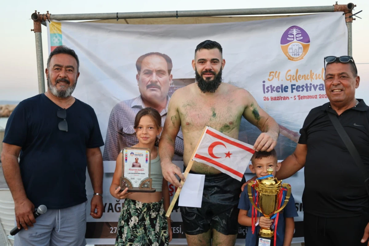 Ayten Tosun, yağlı direkten bayrağı almayı başardı