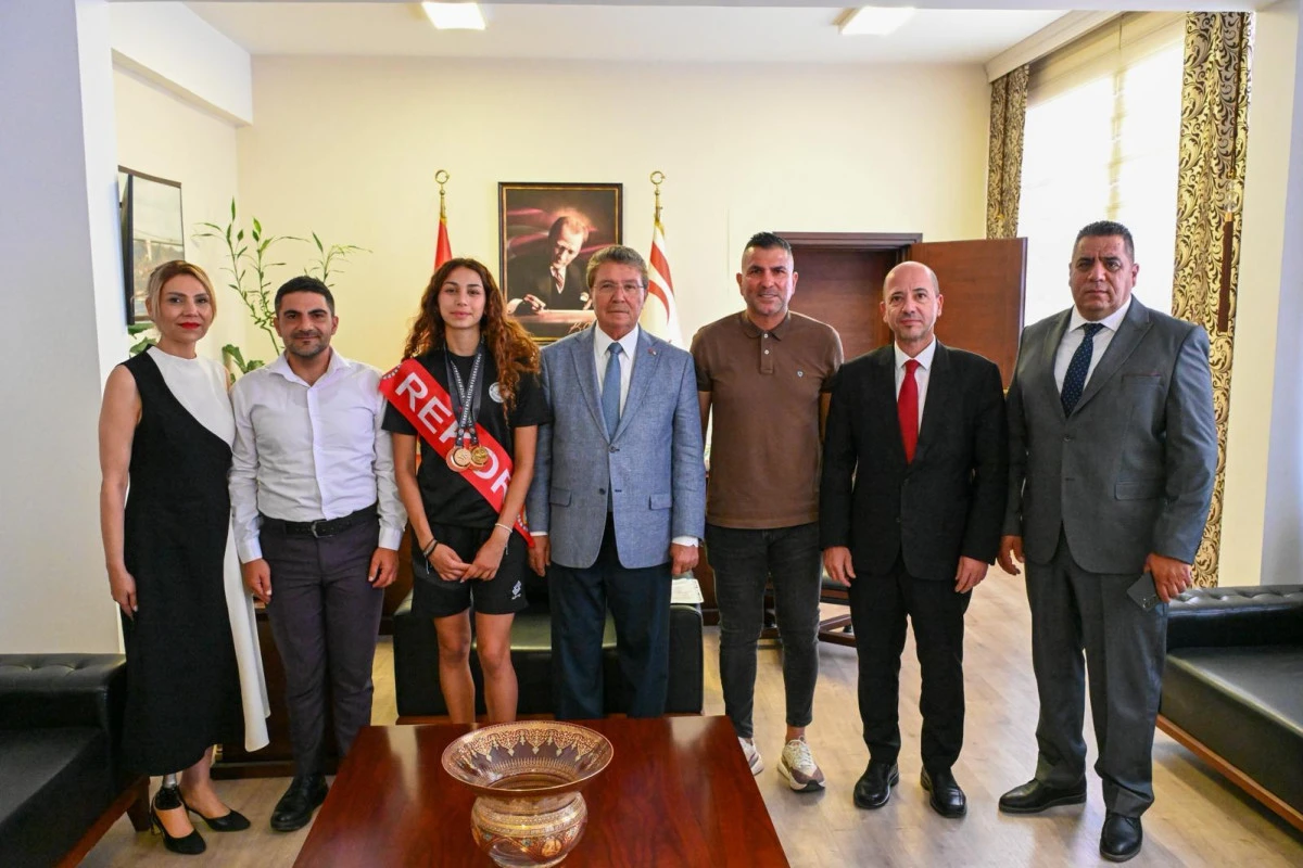Başbakan &Uuml;stel, Milli Atlet Ada Kafa&rsquo;yı Kabul Etti