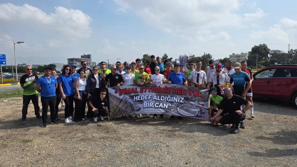 Bisiklet&ccedil;iler yolda yarıştı