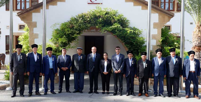 Cumhurbaşkanı Tatar, Türkiye’den gelen Kıbrıs gazilerini kabul etti