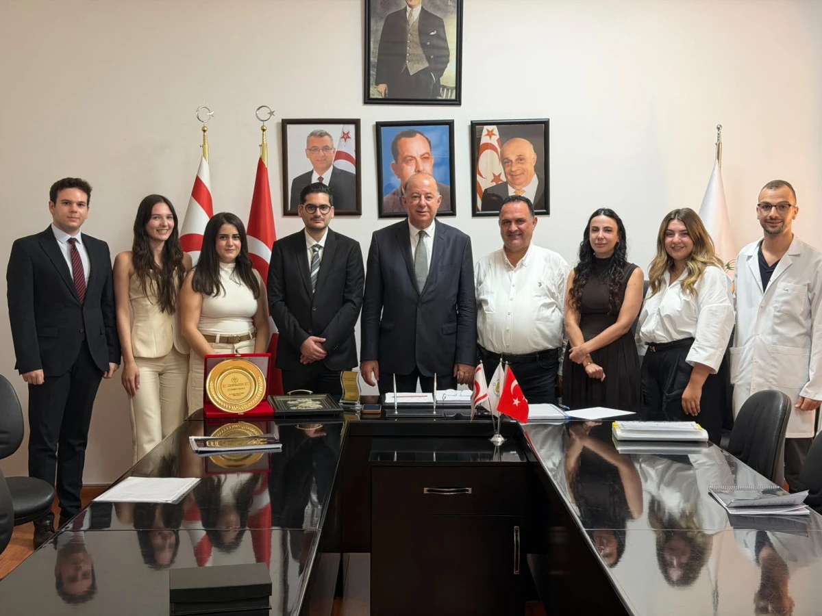 Din&ccedil;y&uuml;rek: Gen&ccedil; hekimlerin haklı m&uuml;cadelesinin yanındayız