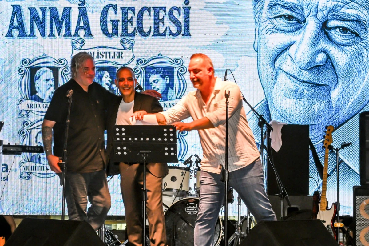 Erdin&ccedil; G&uuml;nd&uuml;z, adını taşıyan meydanda Sıla 4 şarkılarıyla anıldı