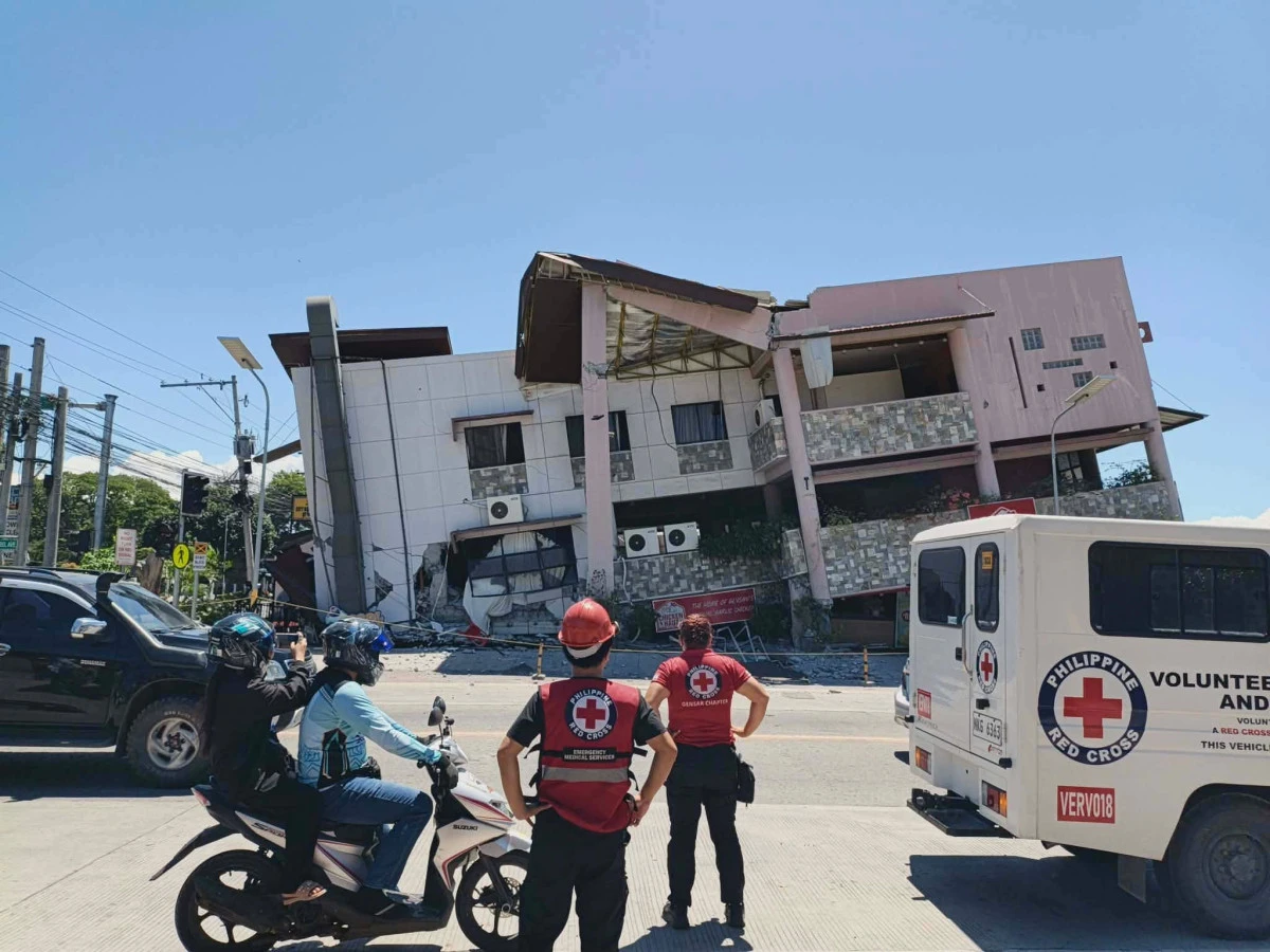 Filipinler'de 7,8 b&uuml;y&uuml;kl&uuml;ğ&uuml;nde deprem: Tsunami uyarısı yapıldı