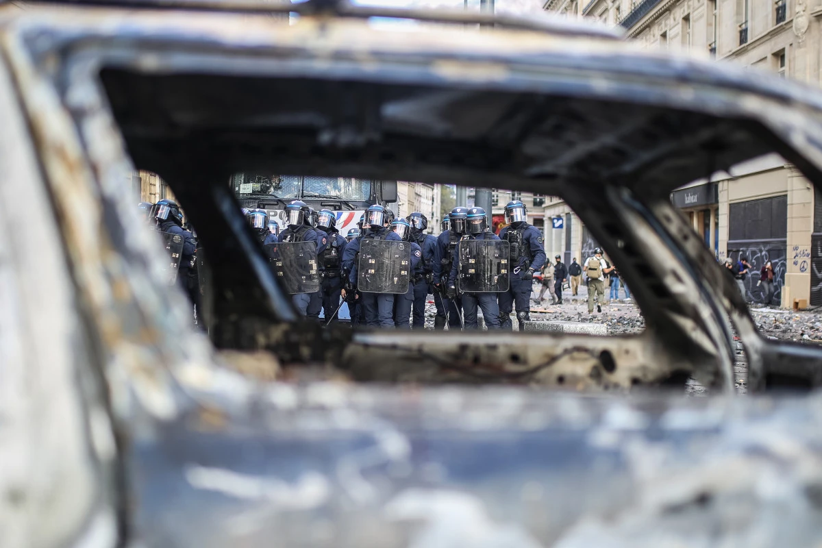 Fransa&rsquo;da hayat pahalılığı protestoları: İ&ccedil;işleri Bakan istifa etti, Macron reddetti