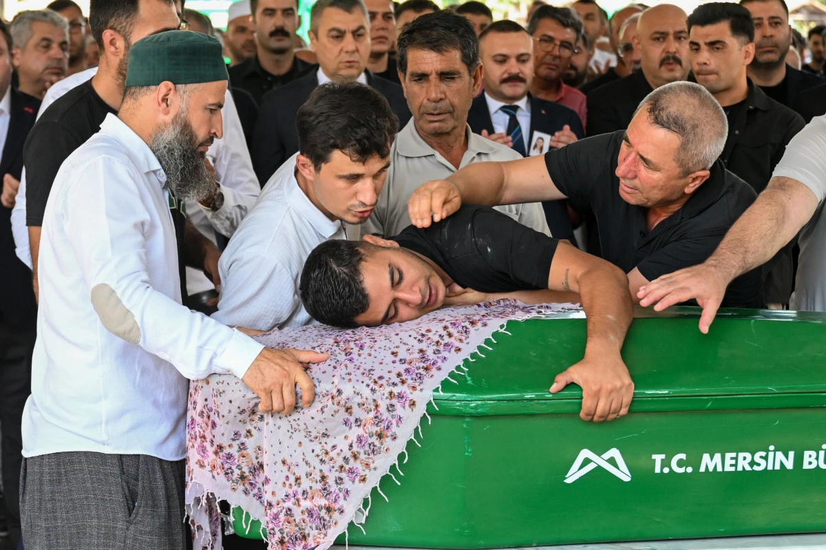 Gemi kazasında &ouml;len G&uuml;lcan G&uuml;rel'in cenazesi Mersin'de defnedildi