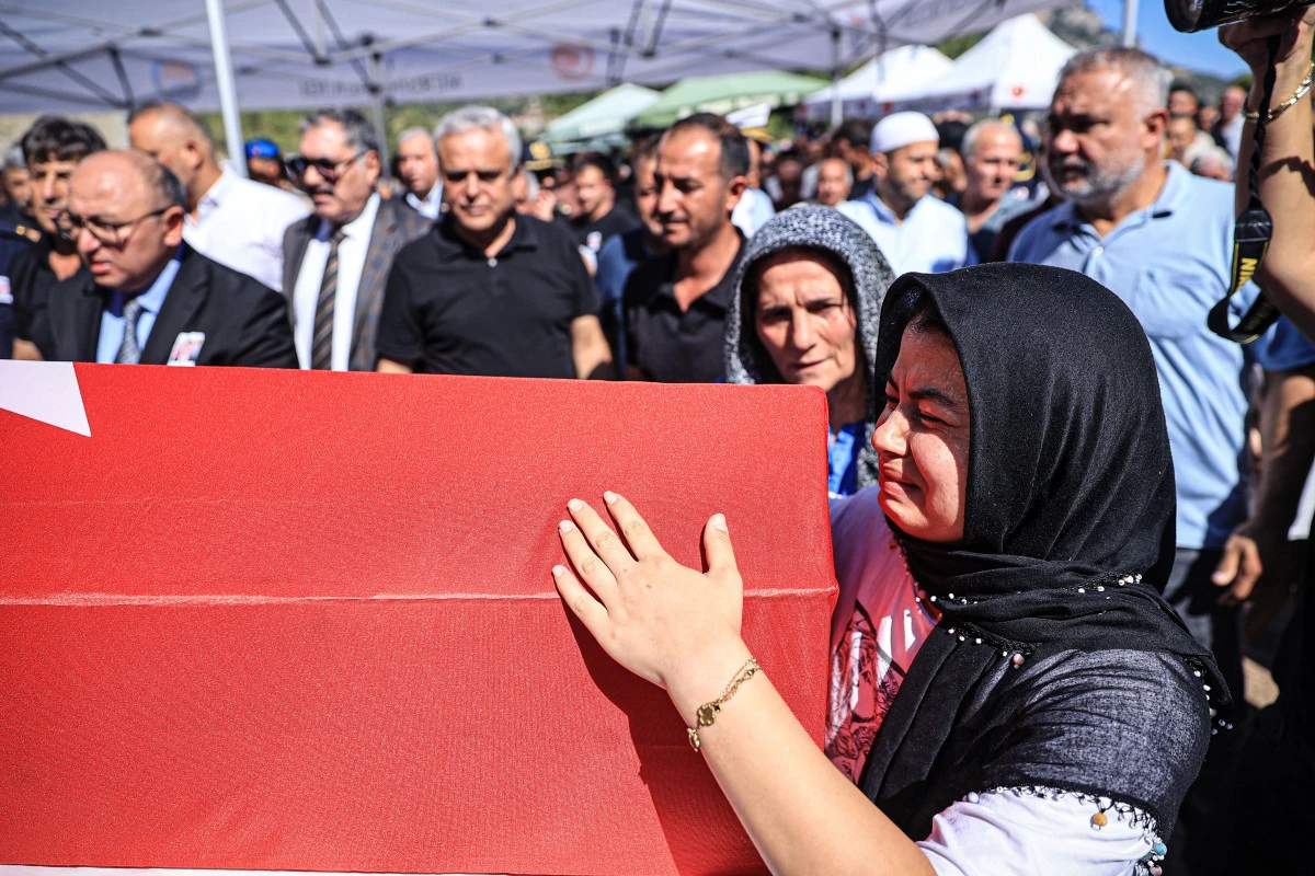 Gemi kazasında &ouml;len uzman &ccedil;avuş Fahri Ateş&rsquo;in cenazesi Mersin'de defnedildi