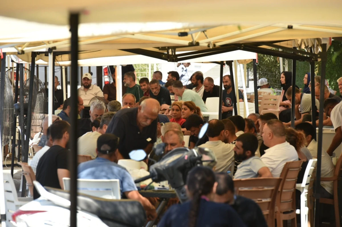 Gemi kazasının ardından aileler, limanda yakınlarından gelecek haberleri beklemeye devam ediyor...