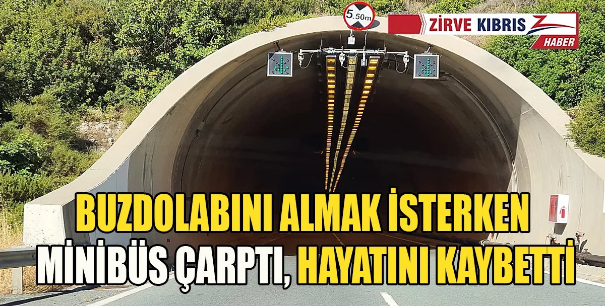 G&uuml;ney Kıbrıs'ta Yola d&uuml;şen buzdolabını almak i&ccedil;in aracından inen adama minib&uuml;s &ccedil;arptı...