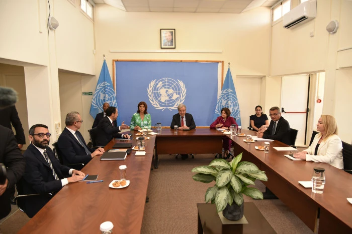 Guterres, Erh&uuml;rman ve Hristodulidis&rsquo;in ara b&ouml;lgede bir araya geldiği &uuml;&ccedil;l&uuml; g&ouml;r&uuml;şme başladı