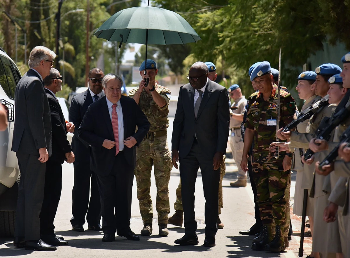 Guterres, Ledra Palace Otel &ouml;n&uuml;ndeki BM anıtına &ccedil;elenk koydu