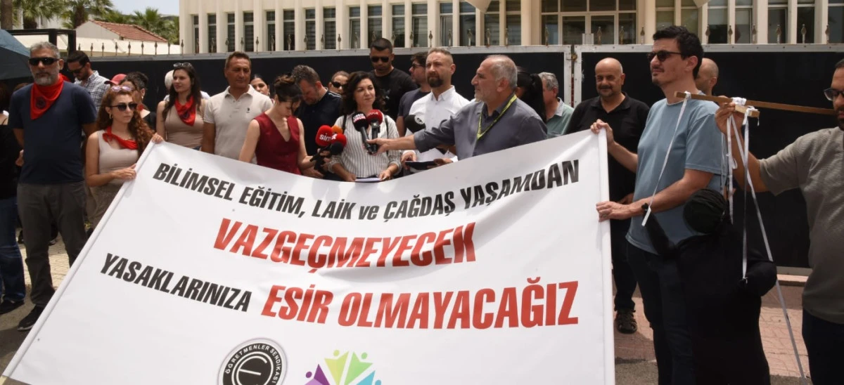 İki öğretmen sendikası Disiplin Tüzüğü’ne karşı Başbakanlık önünde basın açıklaması yaptı