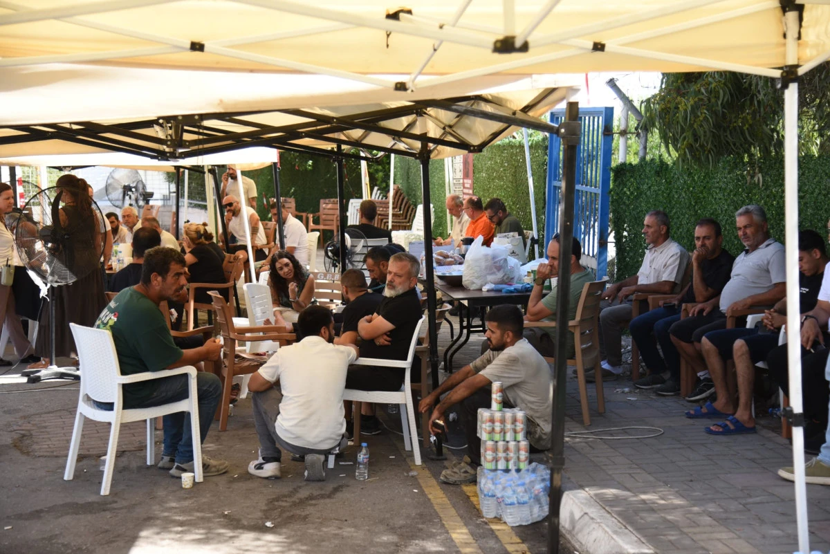 Kayıp yakınlarının Girne Limanı&rsquo;ndaki bekleyişi s&uuml;r&uuml;yor