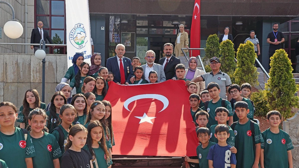KKTC Aksakalı &Ouml;ks&uuml;zoğlu Kayseri&rsquo;de Kıbrıs gazileri ve &ouml;ğrencilerle buluştu