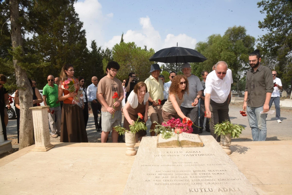 Kutlu Adalı, &ouml;l&uuml;m&uuml;n&uuml;n 30&rsquo;uncu yıl d&ouml;n&uuml;m&uuml;nde kabri başında anıldı