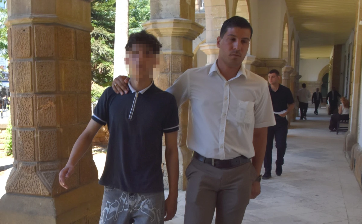 Lefkoşa'da 16 yaşındaki şarj aleti tartışmasında abisini bı&ccedil;akla yaraladı