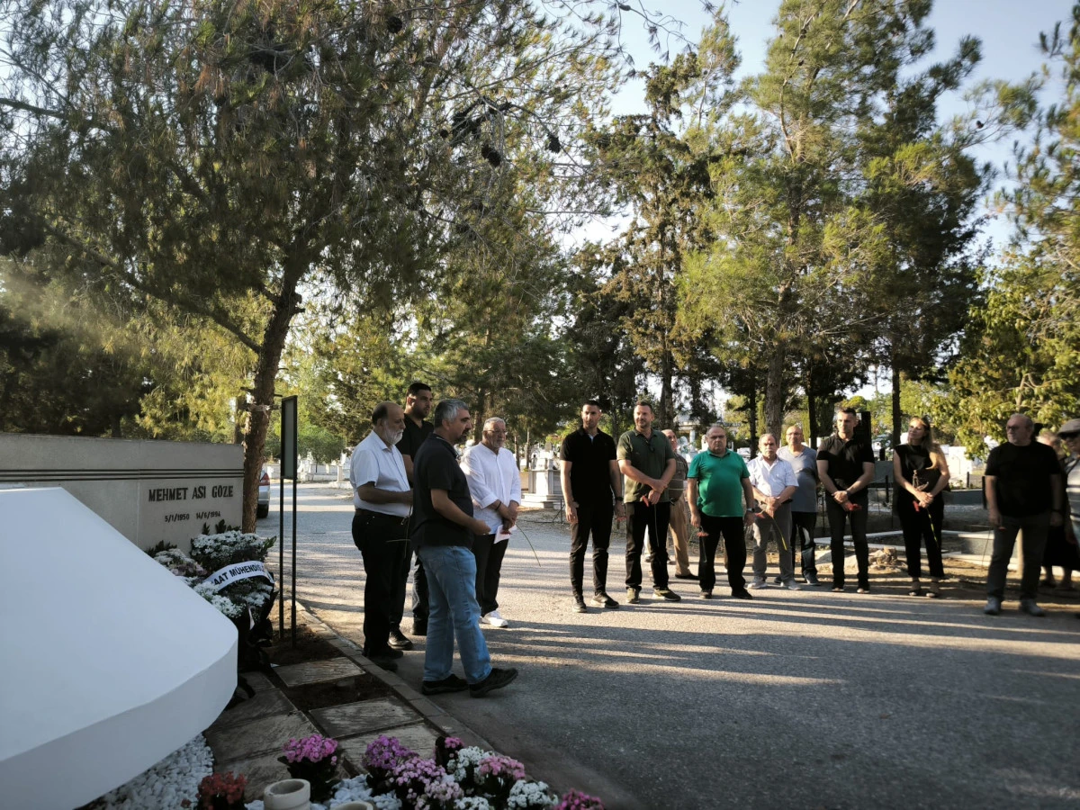 Mehmet S. G&ouml;ze (Asi) 32. &ouml;l&uuml;m yıl d&ouml;n&uuml;m&uuml;nde kabri başında anıldı