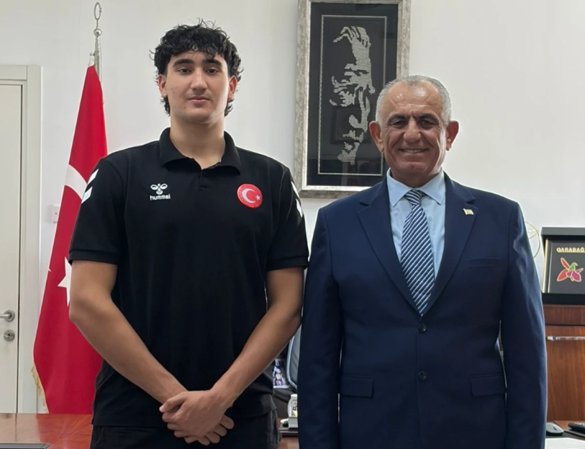 Milli Eğitim Bakanı &Ccedil;avuşoğlu, Beşiktaş&rsquo;a transfer olan Ak&ccedil;am&rsquo;ı kabul etti