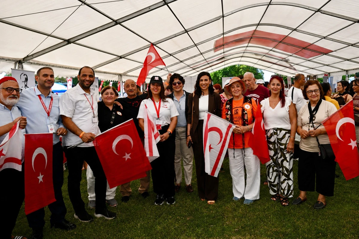 &Ouml;zdenefe, Londra&rsquo;daki Kıbrıs T&uuml;rk Festivali&rsquo;ne katıldı