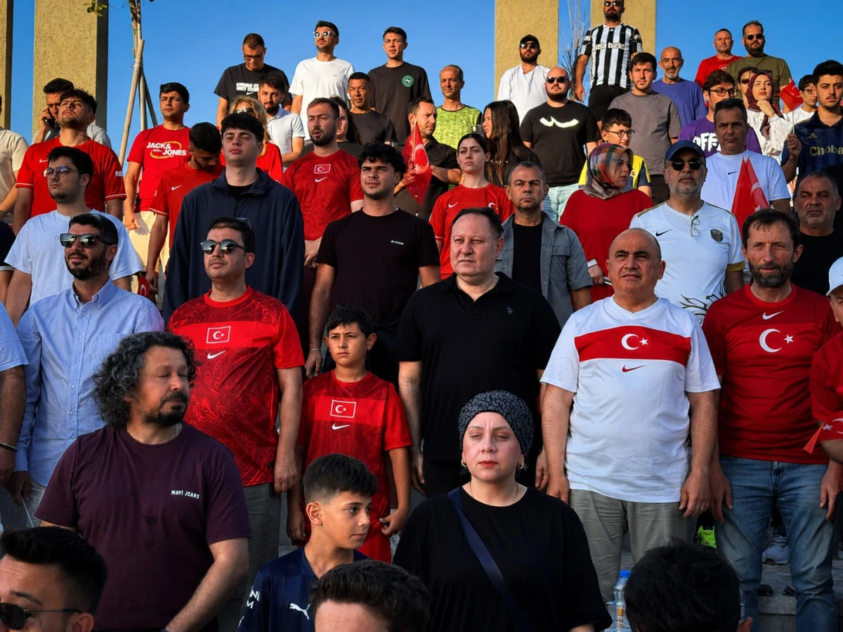 &Ouml;zt&uuml;rkler, T&uuml;rkiye A Milli Futbol Takımı ma&ccedil;ını Millet Bah&ccedil;esi&rsquo;nde izledi