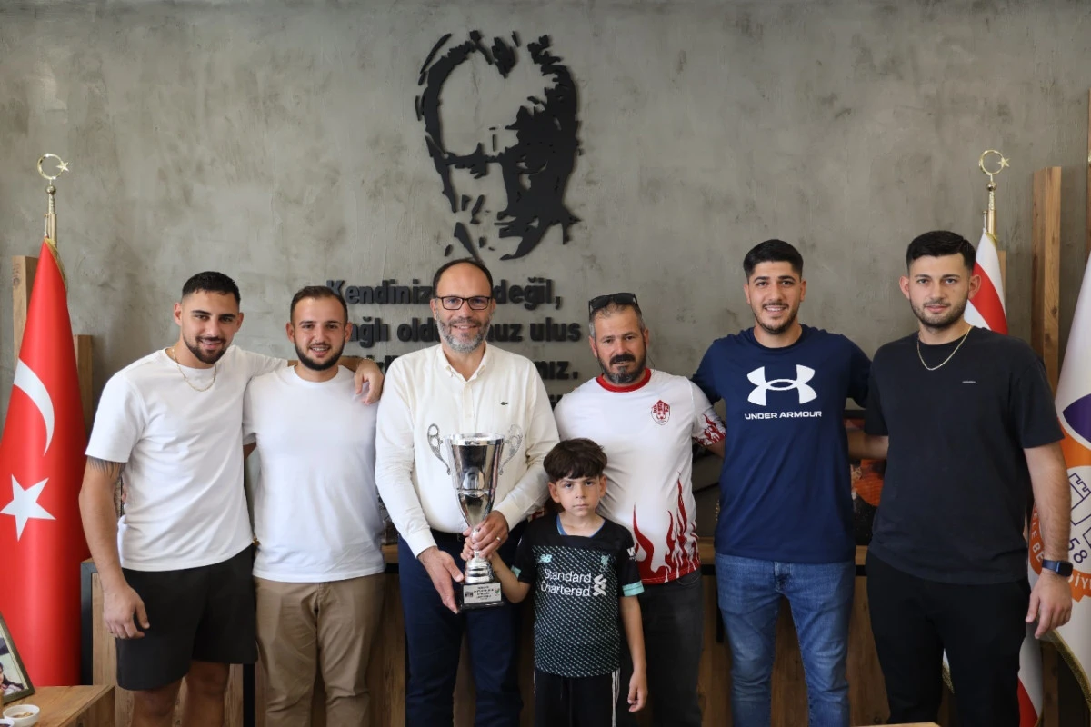 Şampiyonluk kupası Başkan Sadıkoğlu'na getirildi