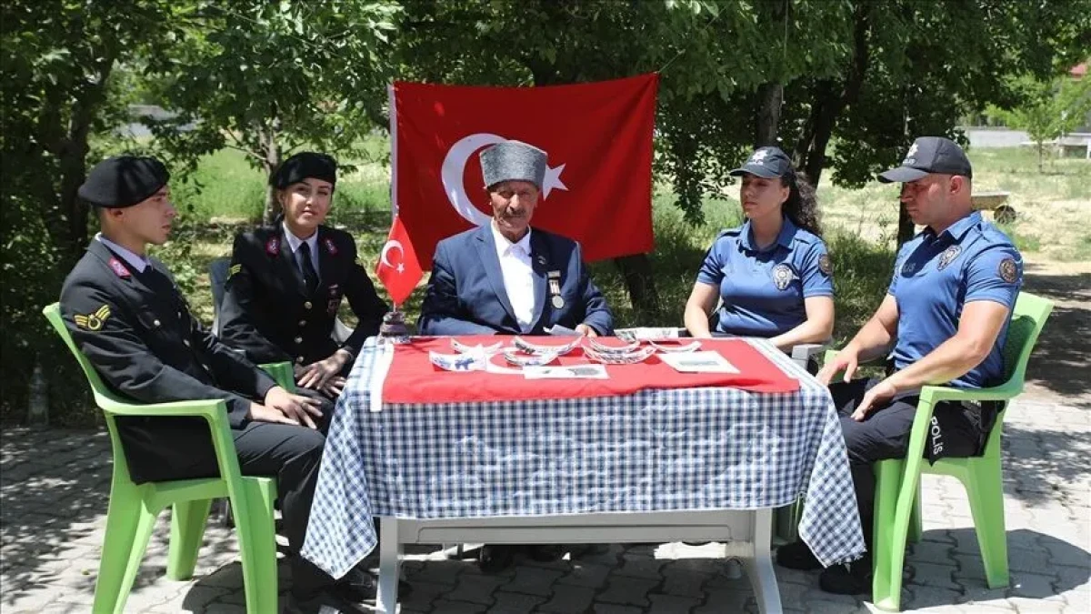  Tank şof&ouml;r&uuml; Kıbrıs gazisi, silah arkadaşlarıyla verdiği m&uuml;cadeleyi anlattı