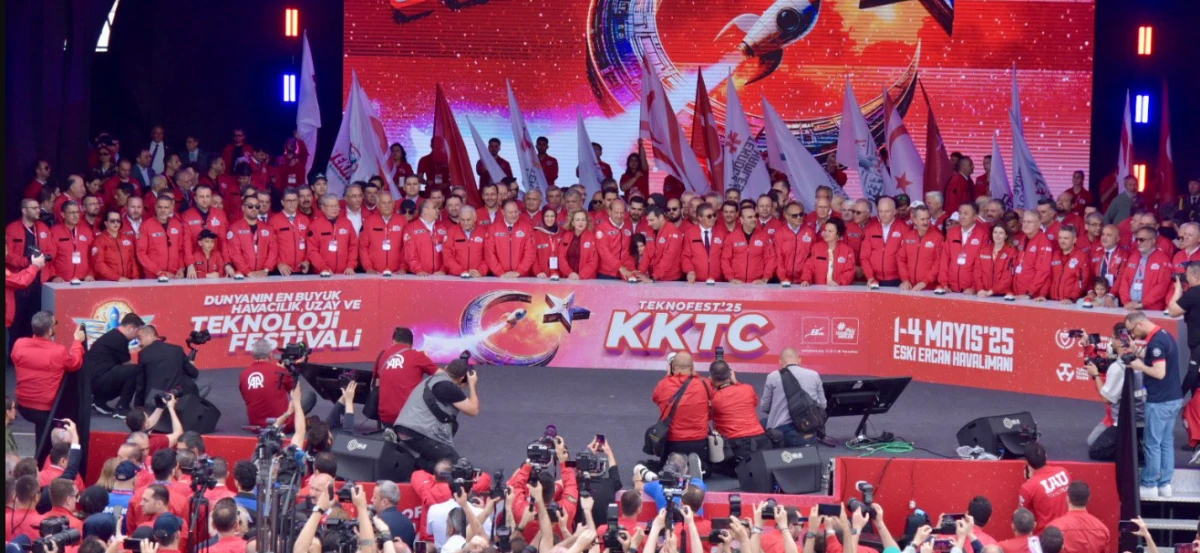 TEKNOFEST KKTC törenle açıldı... Bayraktar: “Artık bu adada refah, özgürlük, teknoloji rüzgarı esecek”