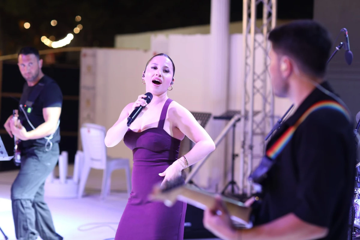Yerli sanat&ccedil;ılar m&uuml;zik ziyafeti sundu