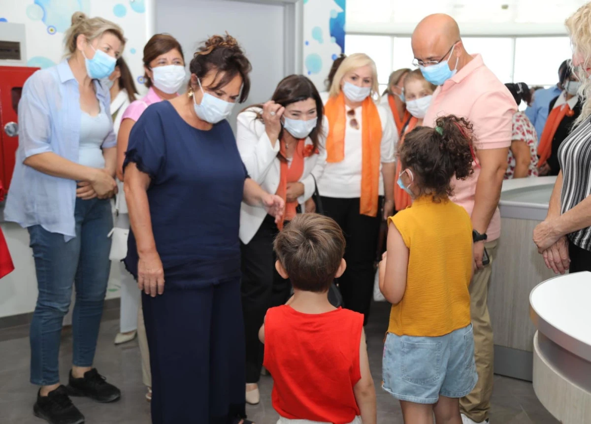 Zerrin &Uuml;stel&rsquo;den &Ccedil;ocuk Onkoloji Servisi&rsquo;ne Anlamlı Ziyaret